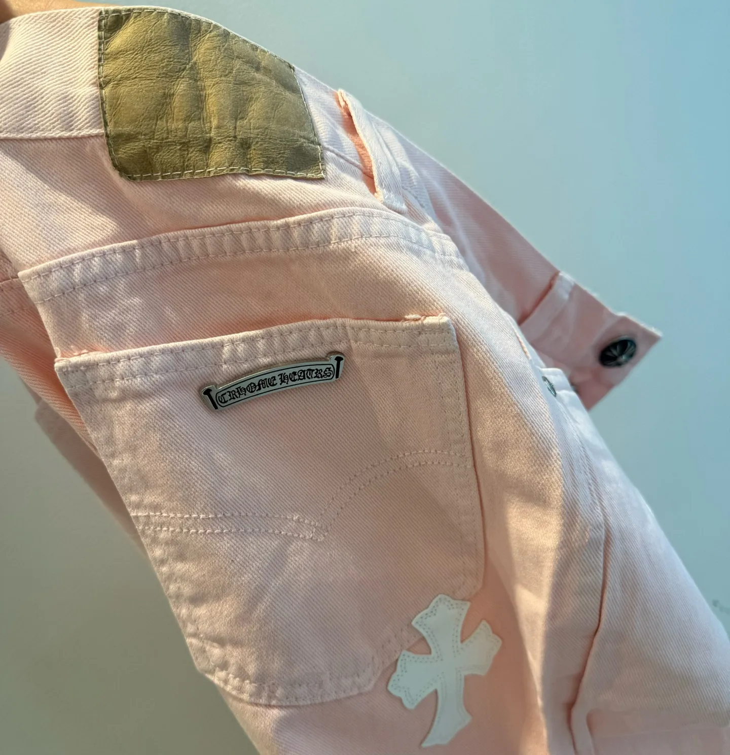 P280 Style number: D302 Chrome Hearts pink leather jeans Size: 28-34 corresponds to S-XL Color: light pink Size: S-XL (corresponds to 28 30 32 34) 28 30 32 34 Size S M L XL Pants length 101 102 103 104 Hips 110 114 118 122 Waist circumference 86 90 94 98 (There is an error of 1~3cm due to manual measurement)